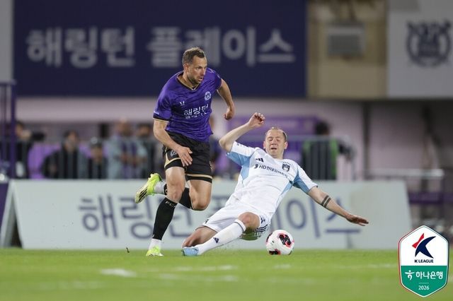 FC안양 토마스와 울산HD 보야니치. /사진=한국프로축구연맹