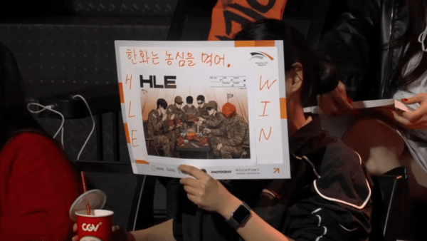 22일 서울 종로구 롤파크에서 열린 ‘2026 리그 오브 레전드 챔피언스 코리아(LCK)’ 정규 시즌 2경기 1세트에서 한화생명 e스포츠가 농심레드포스를 상대로 1세를 먼저 가져가며 1승을 챙겼다. (▲HLE & NS=1:0)./사진=네이버 치지직 라이브영상 캡처