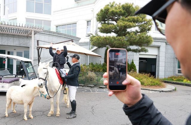 '2026 유에스 키즈 골프 코리안 챔피언십(U.S. Kids Golf Korean Championship)' 대회장에 등장한 말들과 즐거운 시간을 보내고 있는 아이의 모습. /사진=더헤븐리조트