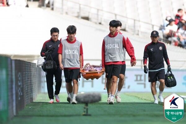갈비뼈 부상 후 들것에 실려 나가는 최준. /사진=한국프로축구연맹