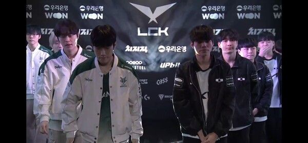 23일 서울 종로구 롤파크에서 열린 LCK 정규시즌 경기에서 디플러스 기아가 한진 브리온을 세트 스코어 1-0으로 앞서 나갔다 .(▲DK & BRO=1:0)./사진=네이버 치지직 라이브영상 캡처