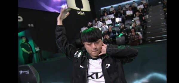 23일 서울 종로구 롤파크에서 열린 2026 LCK 정규시즌 1경기 2세트에서 디플러스 기아는 한진브리온을 상대로 25분 만에 승리하며 세트스코어 2대0을 완성했다.(▲DK & BRO=2:0)./사진=네이버 치지직 라이브영상 캡처