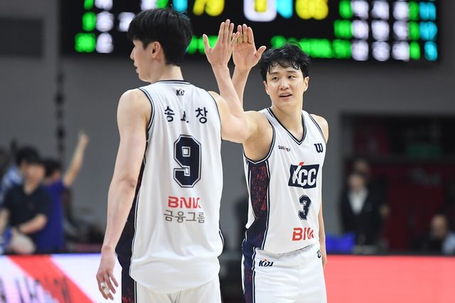 부산KCC 송교창과 허웅(오른쪽). /사진=KBL