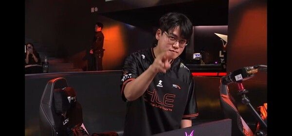 24일 서울 종로구 치지직 롤파크에서 열린 LCK 정규 시즌 경기에서 한화생명e스포츠가 키움 DRX를 2대0으로 완파하며 파죽의 6연승을 달렸다. (▲HLE & KRX=2:0)./사진=네이버 치지직 라이브영상 캡처