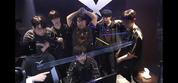 24일 서울 종로구 치지직 롤파크에서 열린 LCK 정규 시즌 경기에서 한화생명e스포츠가 치밀한 밴픽 설계와 집요한 운영으로 키움 DRX를 무너뜨리며 1세트를 선점했다. (▲HLE & KRX=1:0)./사진=네이버 치지직 라이브영상 캡처