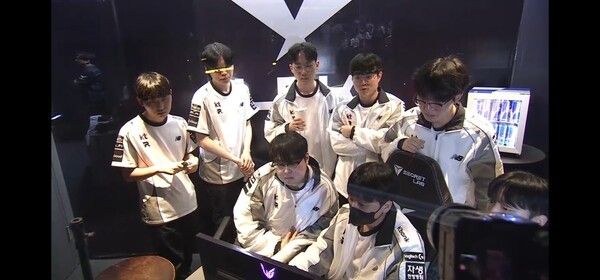 24일 서울 종로구 치지직 롤파크에서 열린 LCK 정규 시즌 경기에서 KT 롤스터가 BNK 피어엑스를 상대로 1세트를 가져갔다. (▲KT롤스터 & BNK피어엑스 =1:0)./사진=네이버 치지직 라이브영상 캡처