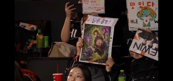 24일 서울 종로구 치지직 롤파크에서 열린 LCK 정규 시즌 경기에서 한화생명e스포츠가 키움 DRX를 2대0으로 완파하며 파죽의 6연승을 달렸다. (▲HLE & KRX=2:0)./사진=네이버 치지직 라이브영상 캡처