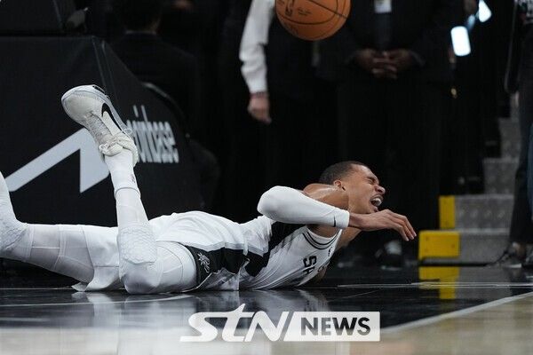 경기 중 머리 부상을 입은 빅토르 웸반야마(샌안토니오 스퍼스). /사진=뉴시스(AP)