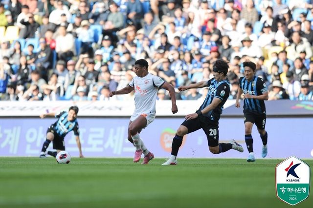 인천유나이티드 박경섭과 제주SK 네게바(왼쪽). /사진=한국프로축구연맹