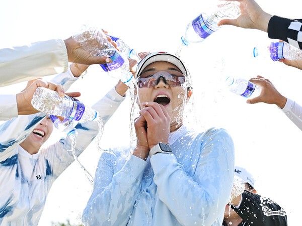‘KLPGA 2026 무안CC·올포유 드림투어 4차전’에서 유아현(19)이 드림투어 2개 대회 연속 우승 트로피를 들어 올렸다.(▲KLPGA 2026 무안CC·올포유 드림투어 4차전 우승자 유아현). /사진=KLPGA