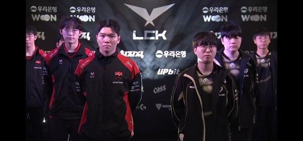 26일 서울 종로구 LCK 아레나에서 열린 2026 LCK 정규 시즌 4주 차 2경기에서 농심 레드포스(NS)와 젠지(GEN)의 1세트 경기에서 젠지가 농심 레드포스를 상대로 단단한 운영과 날카로운 한타 집중력을 앞세워 1세트를 가져갔다. (▲GEN & NS=1:0)./사진=네이버 치지직 라이브영상 캡처