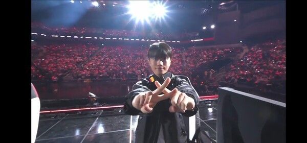 26일 인천 영종도 인스파이어 아레나에서 열린 LCK 정규 시즌 1라운드 T1과 BNK 피어엑스 경기, T1이 인천 영종도 홈그라운드에서 BNK 피어엑스를 2대0으로 꺾고 3연승을 질주했다. (▲T1 & BNK피어엑스=2:0)./사진=네이버 치지직 라이브영상 캡처