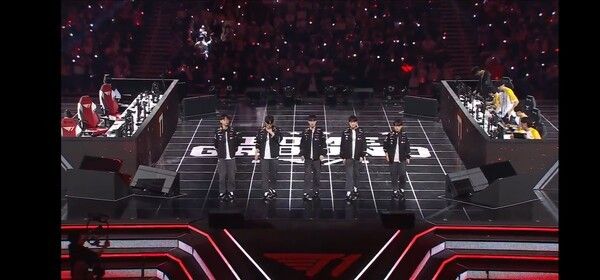 26일 인천 영종도 인스파이어 아레나에서 열린 LCK 정규 시즌 1라운드 T1과 BNK 피어엑스 경기, T1이 인천 영종도 홈그라운드에서 BNK 피어엑스를 2대0으로 꺾고 3연승을 질주했다. (▲T1 & BNK피어엑스=2:0)./사진=네이버 치지직 라이브영상 캡처