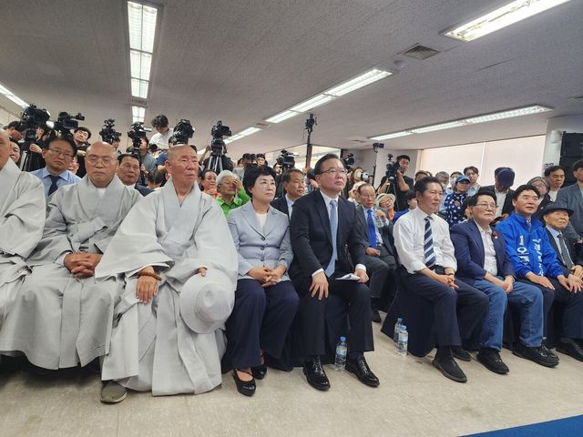 김부겸 더불어민주당 대구시장 예비후보 선거사무소 개소식, 앞줄 가운데 왼쪽 김부겸 후보, 오른쪽 정청래 대표/사진=STN