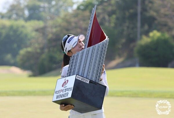 충북 충주 킹스데일 골프클럽에서 열린 KLPGA 투어 덕신EPC 챔피언십(총상금 10억원) 정상은 이예원에게 돌아갔다.(▲이예원선수가 덕신EPC 챔피언십 FR 우승후 트로피 세레모니를 하고 있다.) /사진=KLPGA