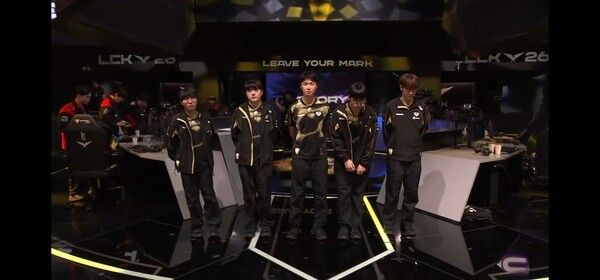 26일 서울 종로구 LCK 아레나에서 열린 2026 LCK 정규 시즌 4주 차 2경기에서 농심 레드포스(NS)와 젠지(GEN)의 2세트 경기에서 젠지가 농심 레드포스를 2대0으로 완파하며 시즌 5승째를 수확했다.(▲GEN & NS=2:0)./사진=네이버 치지직 라이브영상 캡처