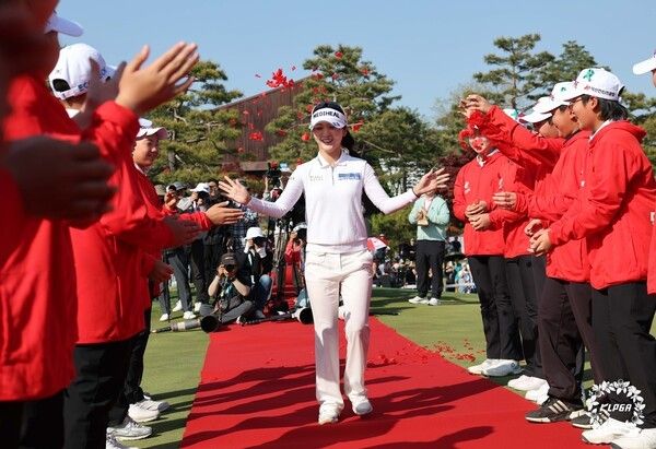 충북 충주 킹스데일 골프클럽에서 열린 KLPGA 투어 덕신EPC 챔피언십(총상금 10억원) 정상은 이예원에게 돌아갔다.(▲이예원선수가 우승후 축하세례모니를 받고 있다.) /사진=KLPGA