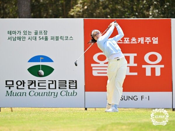 ‘KLPGA 2026 무안CC·올포유 드림투어 4차전’에서 유아현(19)이 드림투어 2개 대회 연속 우승 트로피를 들어 올렸다.(▲KLPGA 2026 무안CC·올포유 드림투어 4차전 우승자 유아현). /사진=KLPGA