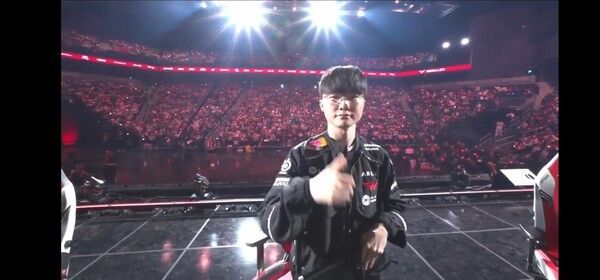 26일 인천 영종도 인스파이어 아레나에서 열린 LCK 정규 시즌 1라운드 T1과 BNK 피어엑스 경기, T1이 인천 영종도 홈그라운드에서 BNK 피어엑스를 2대0으로 꺾고 3연승을 질주했다. (▲T1 & BNK피어엑스=2:0)./사진=네이버 치지직 라이브영상 캡처