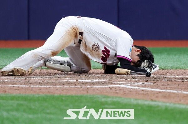 26일 서울 구로구 고척스카이돔에서 열린 2026 KBO 리그 삼성 라이온즈와 키움 히어로즈의 경기, 8회말 2사 1루 키움 박수종이 머리에 공을 맞고 고통을 호소하고 있다. /사진=뉴시스