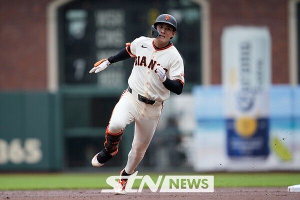 샌프란시스코 자이언츠의 이정후가 26일(현지시간) 미 캘리포니아주 샌프란시스코의 오라클 파크에서 열린 2026 메이저리그 마이애미 말린스와 경기 1회말 우중간 3루타를 친 후 3루로 달리고 있다. 이정후는 1번 타자로 출전해 5타수 4안타 2득점을 기록했다. /사진=뉴시스(AP)