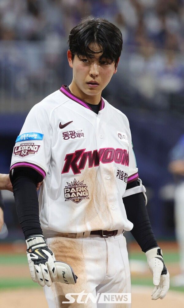 26일 서울 구로구 고척스카이돔에서 열린 2026 KBO 리그 삼성 라이온즈와 키움 히어로즈의 경기, 8회말 2사 1루 키움 박수종이 머리에 공을 맞고 1루로 향하고 있다. /사진=뉴시스&nbsp;