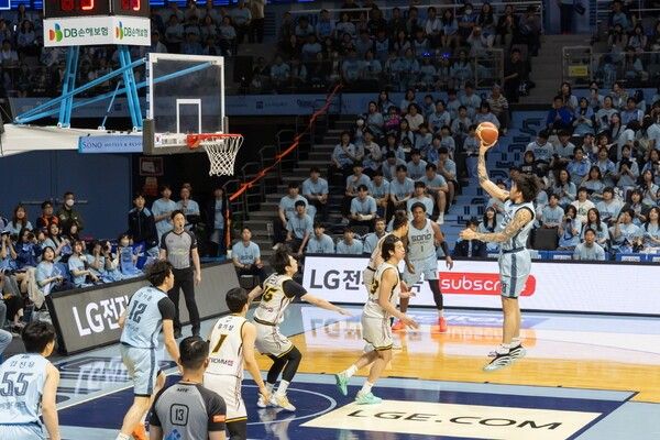 경기도 고양시 고양소노아레나에서 열린 프로농구 플레이오프 4강 홈경기에서 고양 소노 스카이거너스 선수가 상대 수비진을 뚫고 뛰어올라 슛을 쏘고 있다./사진=고양시