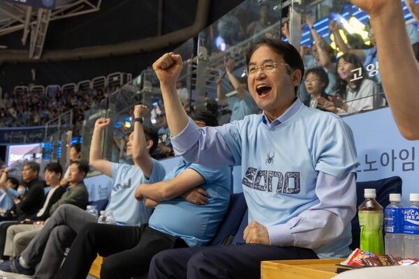 고양 소노 스카이거너스 플레이오프 4강 홈경기에서 응원하고 있는 이동환 고양시장./사진=고양시