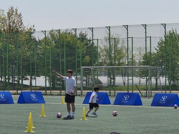 경기도 양주시 백석생활체육공원에서 열린 유소년 축구 클리닉에서 국가대표 출신 김은중 감독이 참가 어린이에게 드리블 기본기 훈련을 직접 지도하고 있다./사진=양주시
