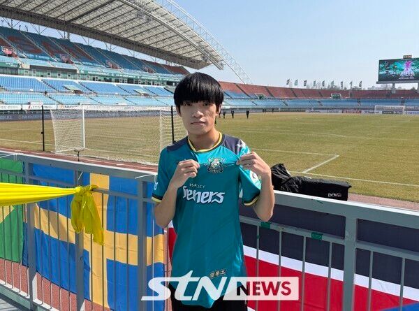 안산그리너스 팬 송영복 씨. /사진(안산)=강의택 기자