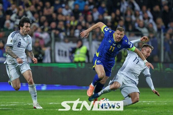 이탈리아가 2026 FIFA 북중미 월드컵 유럽축구연맹(UEFA) 플레이오프(PO) A조 결승에서 보스니아와 치열한 경기를 펼치고 있다. /사진=뉴시스(AP)