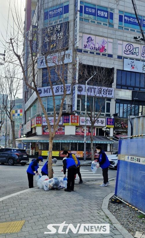 쓰레기를 줍고 있는 봉사 단원/사진=정명달 기자