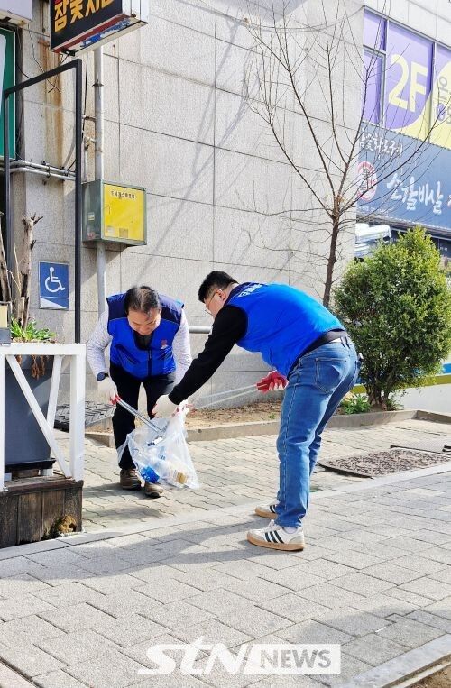 김효종 단장과 나상대 회원이 쓰레기를 줍고 있다/사진=정명달 기자