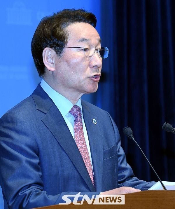 기자회견 하는 유정복 인천시장/사진=인천시출입연합기자단