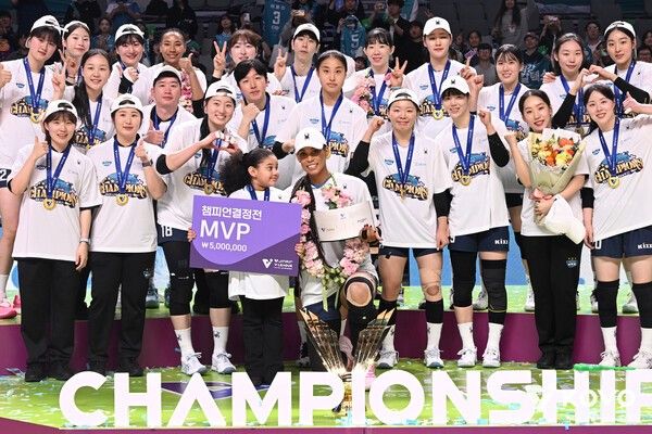 GS칼텍스 통합 우승 후 단체사진. /사진=KOVO