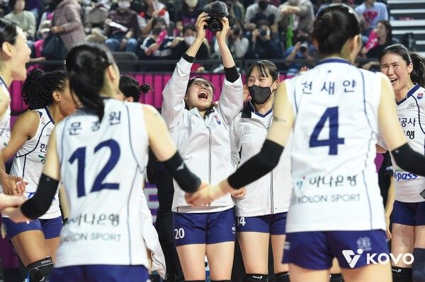 2022~2023시즌 V-리그 챔피언결정전 우승 후 환호하는 한국도로공사. /사진=KOVO