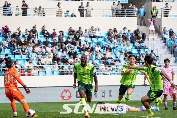 3번째 동점골을 넣고 기뻐하는 루이스/사진=김포