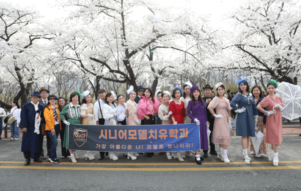 지난3일 벚꽃이 절정을 이룬 여의도 봄꽃축제 개막 행사에서 국제사이버대학교 시니어모델치유학과 20명의 학생들이 선보인 ‘개화기 패션 퍼포먼스’가 시민들의 시선을 사로잡았다. /사진=STN