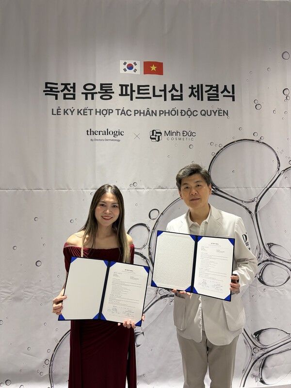 브랜드 테라로직(Theralogic)이 베트남 현지 유통사 Minh Đức Cosmetic과 독점 유통 파트너십을 체결하고 기념 촬영을 하고 있다./사진=테라로직