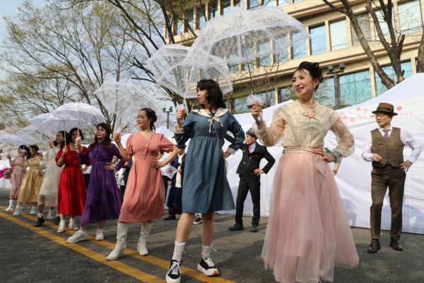 지난3일 벚꽃이 절정을 이룬 여의도 봄꽃축제 개막 행사에서 국제사이버대학교 시니어모델치유학과 20명의 학생들이 선보인 ‘개화기 패션 퍼포먼스’가 시민들의 시선을 사로잡았다. /사진=STN