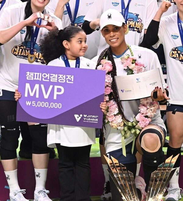 GS칼텍스 통합 우승 후 실바와 시아나. /사진=KOVO