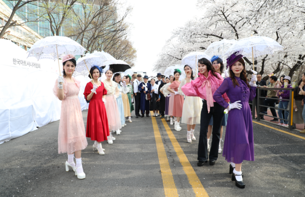 지난3일 벚꽃이 절정을 이룬 여의도 봄꽃축제 개막 행사에서 국제사이버대학교 시니어모델치유학과 20명의 학생들이 선보인 ‘개화기 패션 퍼포먼스’가 시민들의 시선을 사로잡았다. /사진=STN