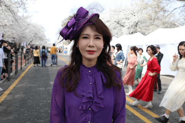 지난3일 벚꽃이 절정을 이룬 여의도 봄꽃축제 개막 행사에서 국제사이버대학교 시니어모델치유학과 20명의 학생들이 선보인 ‘개화기 패션 퍼포먼스’가 시민들의 시선을 사로잡았다.(▲박경희 모델(국제사이버대학교 시니어모델치유학과 4년). /사진=STN