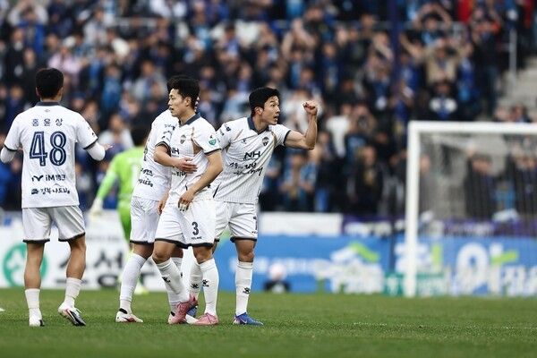 고재현이 만회골을 넣고 세리모니를 하는 모습. /사진=김천상무