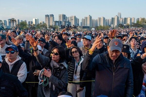 지난해 5월 4일 인천 송도 잭 니클라우스 골프클럽에서 열린 LIV 골프 코리아 최종 라운드 종료 후 Dynamic Duo 콘서트에서 관람객들이 공연을 즐기고 있다. /사진=LIV 골프