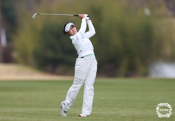 더 시에나 오픈 2026 마지막 라운드 1번 홀에서 아이언샷하는 김민주. /사진=KLPGA