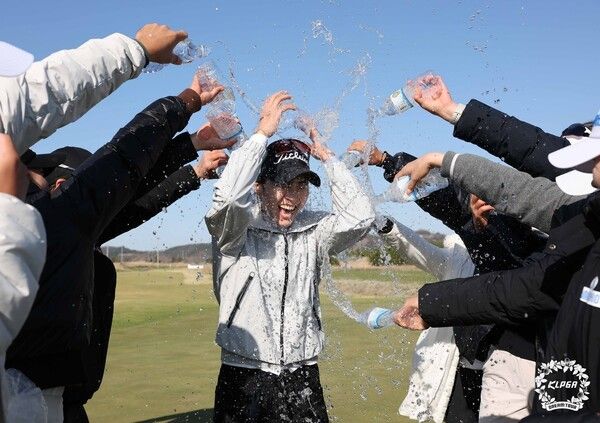 ‘KLPGA 2026 군산CC 드림투어 2차전(총상금 7천만 원, 우승상금 1천5십만 원)’에서 강지선(30)이 5차 연장 접전 끝에 드림투어 첫 우승 트로피를 들어 올렸다.(▲KLPGA 2026 군산CC 드림투어 2차전 우승자 강지선). /사진=KLPGA