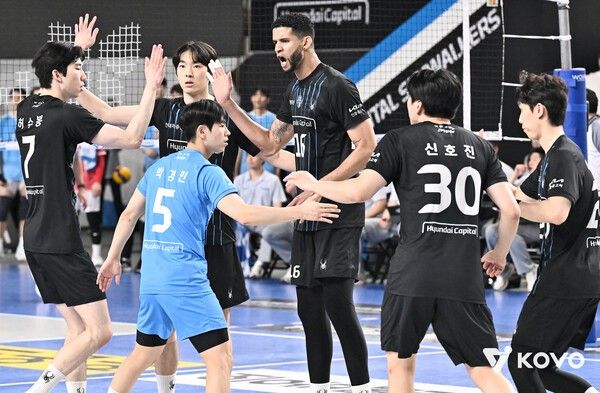 득점 후 환호하는 현대캐피탈. /사진=KOVO