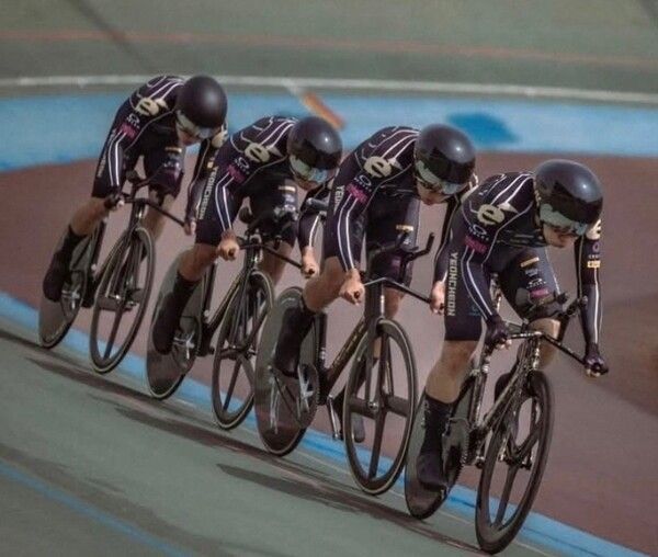 인천광역시장배 전국 사이클대회에 출전한 연천군청 소속 사이클팀 선수들이 velodrome(벨로드롬) 트랙 위를 힘차게 질주하고 있다. /사진=연천군