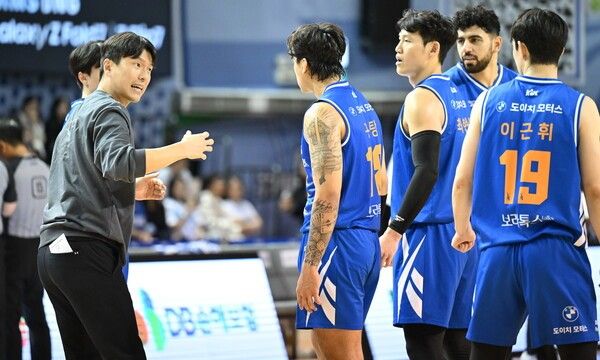 서울 삼성 김효범 감독과 선수들. /사진=KBL